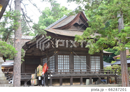 横から見た「武田神社の拝殿」(山梨県甲府市甲府市古府中町2611) 横から見た「武田神社の拝殿」(山梨県甲府市甲府市古府中町2611) 66287201