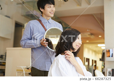 美容室 美容院 若い男性美容師 男女の写真素材