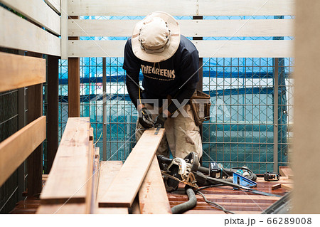 ウッドデッキを作る職人さん 66289008