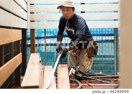 ウッドデッキを作る職人さん ウッドデッキを作る職人さん 66289009