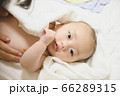 赤ちゃんの入浴後の体ふき 66289315