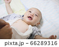 赤ちゃんのお着替え 66289316