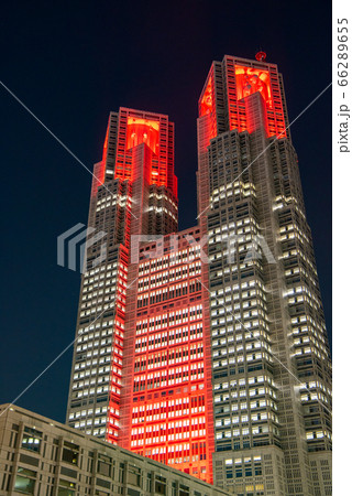 新型コロナウイルス感染拡大で「東京アラート」が発動し赤く点灯する都庁 66289655