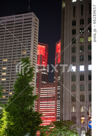 新型コロナウイルス感染拡大で「東京アラート」が発動し赤く点灯する東京都庁とに新宿のオフィス街 66289657