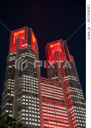 新型コロナウイルス感染拡大で「東京アラート」が発動し赤く点灯する都庁 66289661