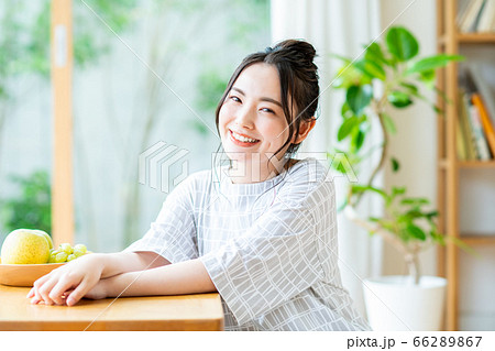 リビングでくつろぐ若い女性 66289867