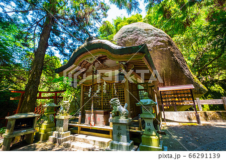 磐船神社の拝殿と巨石 66291139