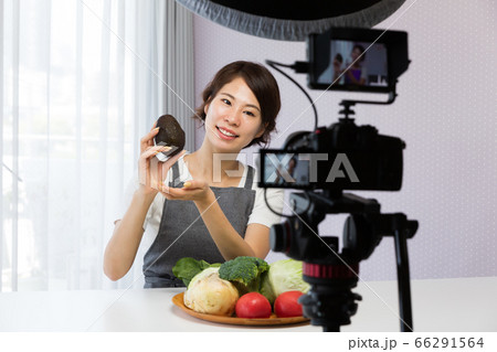 一眼レフカメラで動画を撮影する女性 一眼レフカメラで動画を撮影する女性 66291564