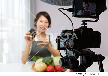 一眼レフカメラで動画を撮影する女性 一眼レフカメラで動画を撮影する女性 66291565