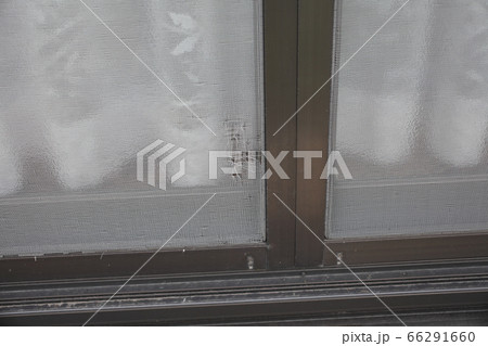 破れた網戸 破れた網戸 66291660