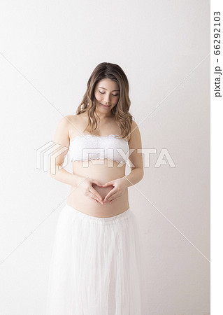 ドレスを着た妊婦さんのポートレート ドレスを着た妊婦さんのポートレート 66292103