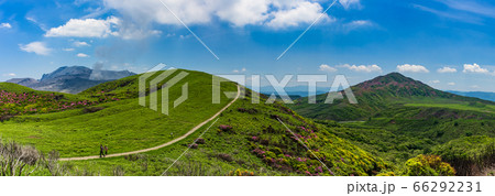 熊本県阿蘇山 今も噴煙をあげる中岳、ミヤマキリシマの群生地 烏帽子岳、馬の放牧が見られる草千里 66292231