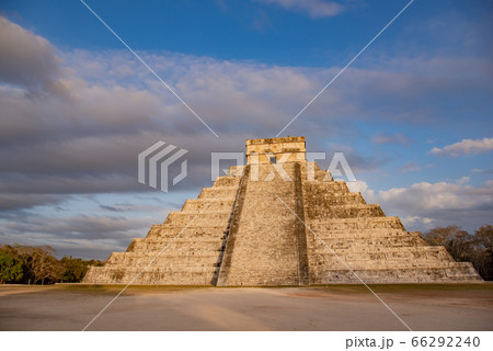 メキシコ　チチェン・イッツァの遺跡　ククルカンの降臨の日 66292240