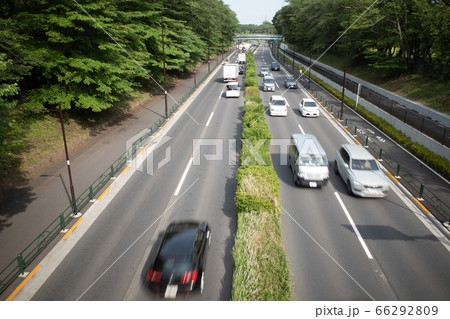 車の走る道路 車の走る道路 66292809