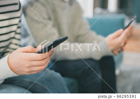 10代 男女 スマホ 10代 男女 スマホ 66295391