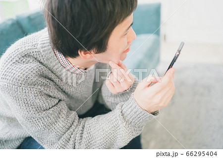 スマホ 男子学生 スマホ 男子学生 66295404