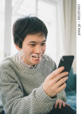 スマホ 男子学生 スマホ 男子学生 66295407