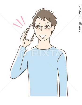 笑顔でスマホで通話する男性 笑顔でスマホで通話する男性 66295746