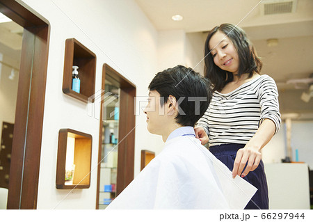 若い女性の美容師 ヘアカット セットの写真素材
