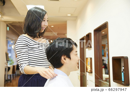 若い女性の美容師 ヘアカット セットの写真素材