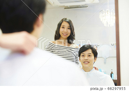 若い女性の美容師 ヘアカット セットの写真素材