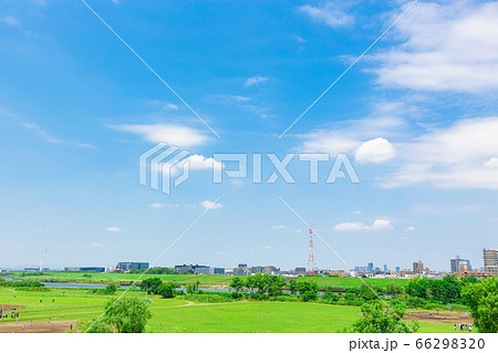６月の快晴の青空 66298320
