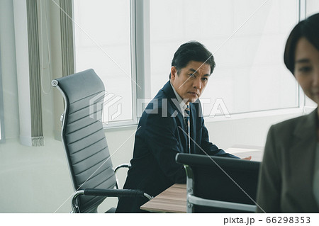 女性を見下す上司 66298353