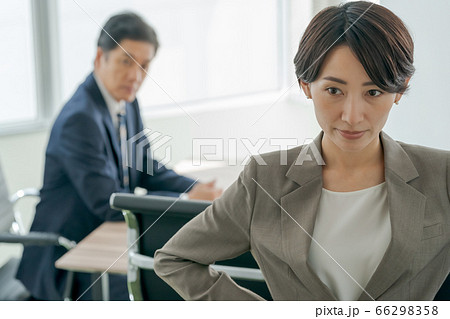 男性上司にうんざりするビジネスウーマン 男性上司にうんざりするビジネスウーマン 66298358