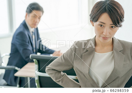 男性上司にうんざりするビジネスウーマン  66298359