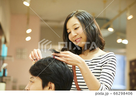 若い女性の美容師 ヘアカット セットの写真素材