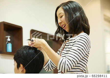 若い女性の美容師 ヘアカット セットの写真素材