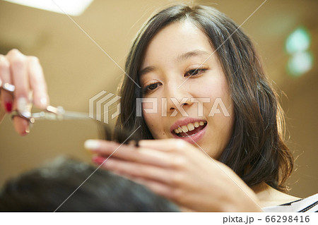 若い女性の美容師 ヘアカット セット 若い女性の美容師 ヘアカット セット 66298416