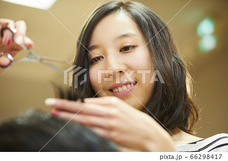 若い女性の美容師 ヘアカット セット 若い女性の美容師 ヘアカット セット 66298417
