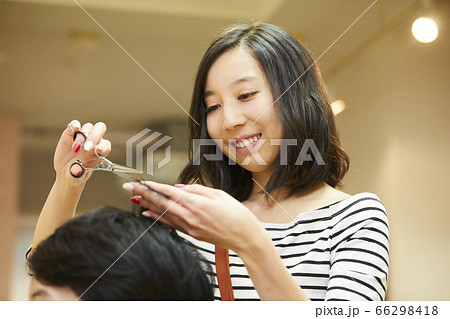 若い女性の美容師 ヘアカット セット 若い女性の美容師 ヘアカット セット 66298418