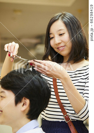 若い女性の美容師　ヘアカット　セット 66298419