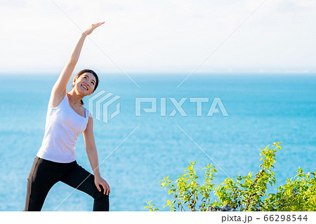 女性の健康イメージ 海の背景 66298544