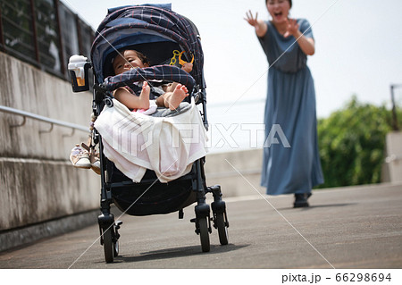 ロックを忘れて動き出すベビーカー イメージ ロックを忘れて動き出すベビーカー イメージ 66298694