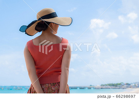 夏の海にいる女性 66298697