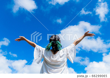 女性と青空 66299065