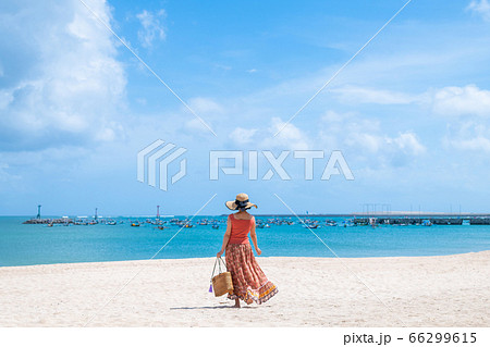 夏の海にいる女性 夏の海にいる女性 66299615
