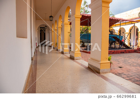 キューバ　トリニダー　革命博物館の回廊 66299681