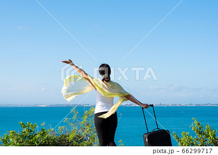 旅する女性 66299717