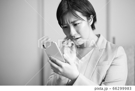 自宅にてスマホとネガティブな女性イメージ 自宅にてスマホとネガティブな女性イメージ 66299983