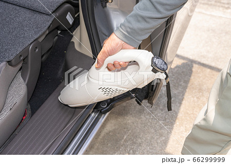 コードレスクリーナーで車内清掃 66299999