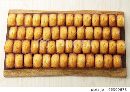 綺麗に隙間なく並べられたフィナンシェ 66300678