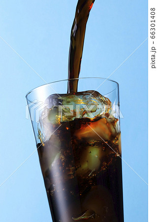 アイスコーヒーをグラスに注ぐ(青い背景) 66301408