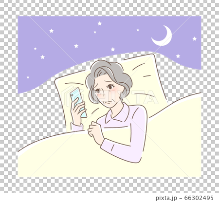 布団の中でスマホを見る不安そうな女性 66302495