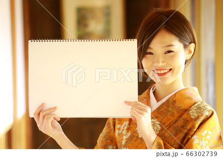 スケッチブックを持つ着物女性 66302739