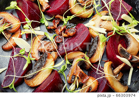Grilled salad with beets and mushrooms 66303974