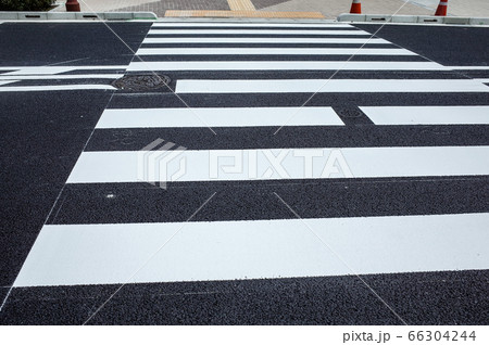 新しく整備された横断歩道 66304244